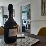 Blenheim Way Is A Beautiful Apartment In A Quiet Location Yet Minutes From Major Attractions And City Centre Great For Families Sleeps 6