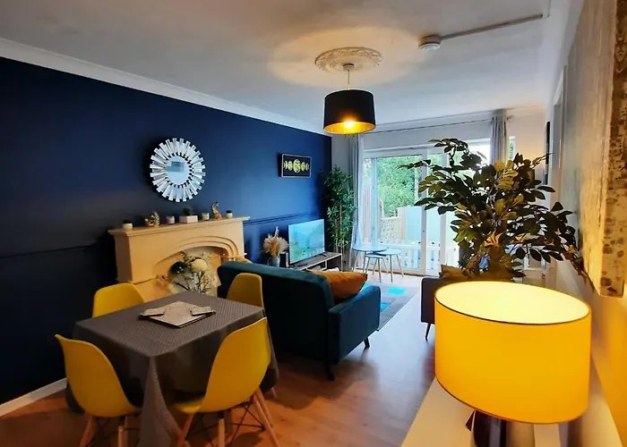 Blenheim Way Is A Beautiful Apartment In A Quiet Location Yet Minutes From Major Attractions And City Centre Great For Families Sleeps 6
