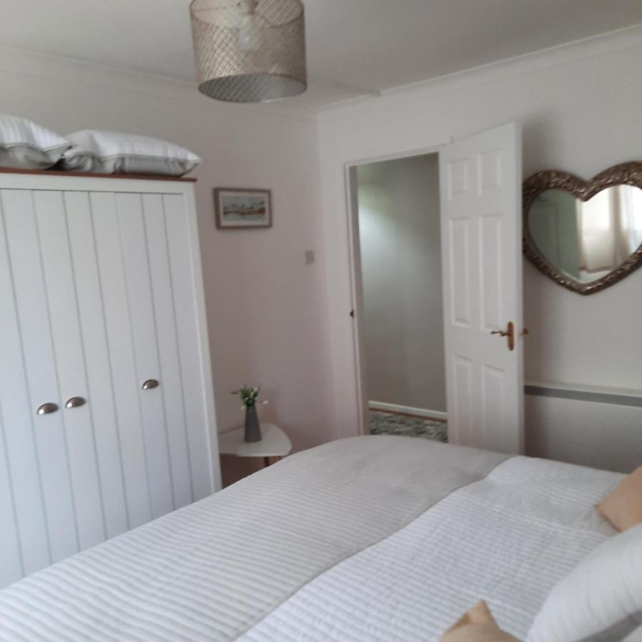 Blenheim Way: Quiet Family Retreat Near City Centre Apartment
