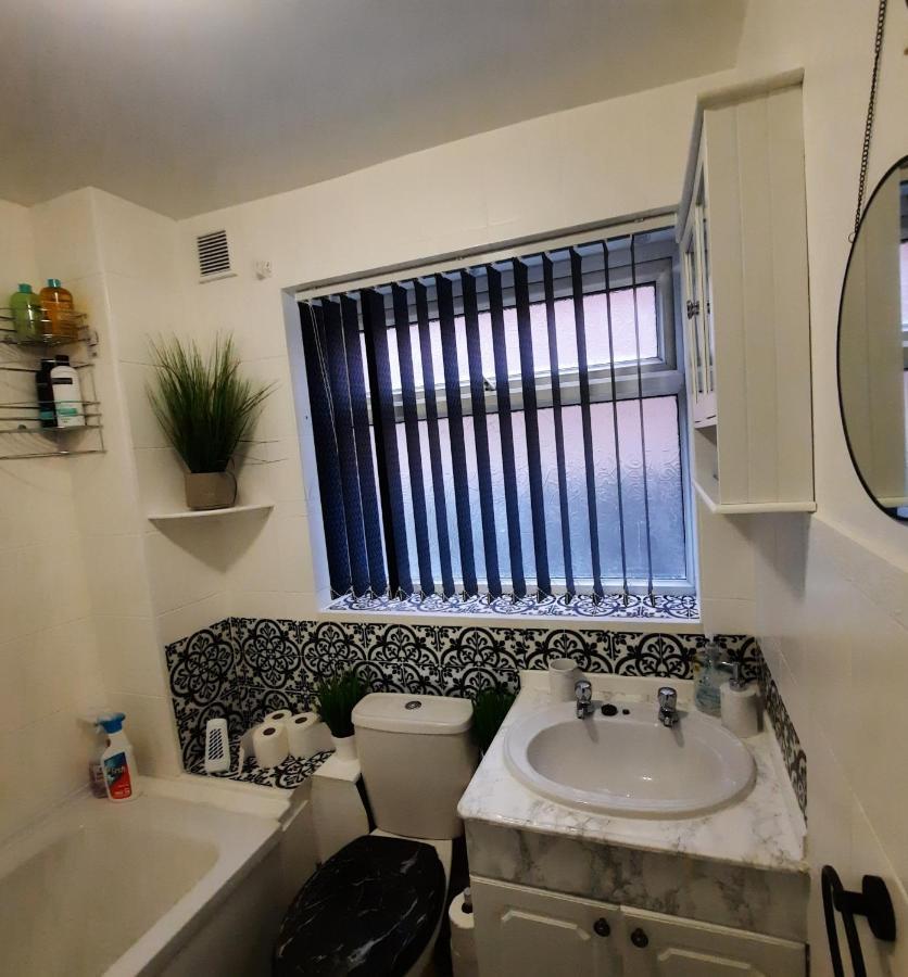 Blenheim Way: Quiet Family Retreat Near City Centre *