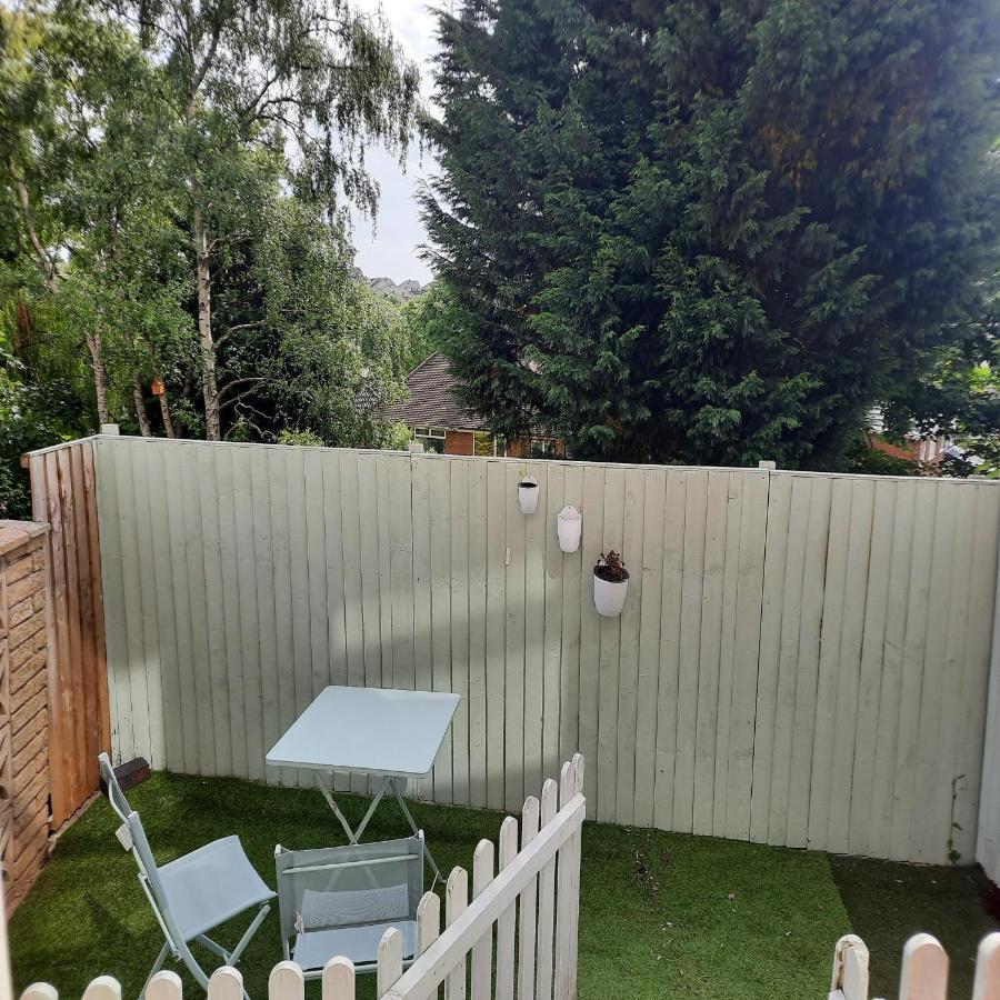 Blenheim Way: Quiet Family Retreat Near City Centre Apartment *