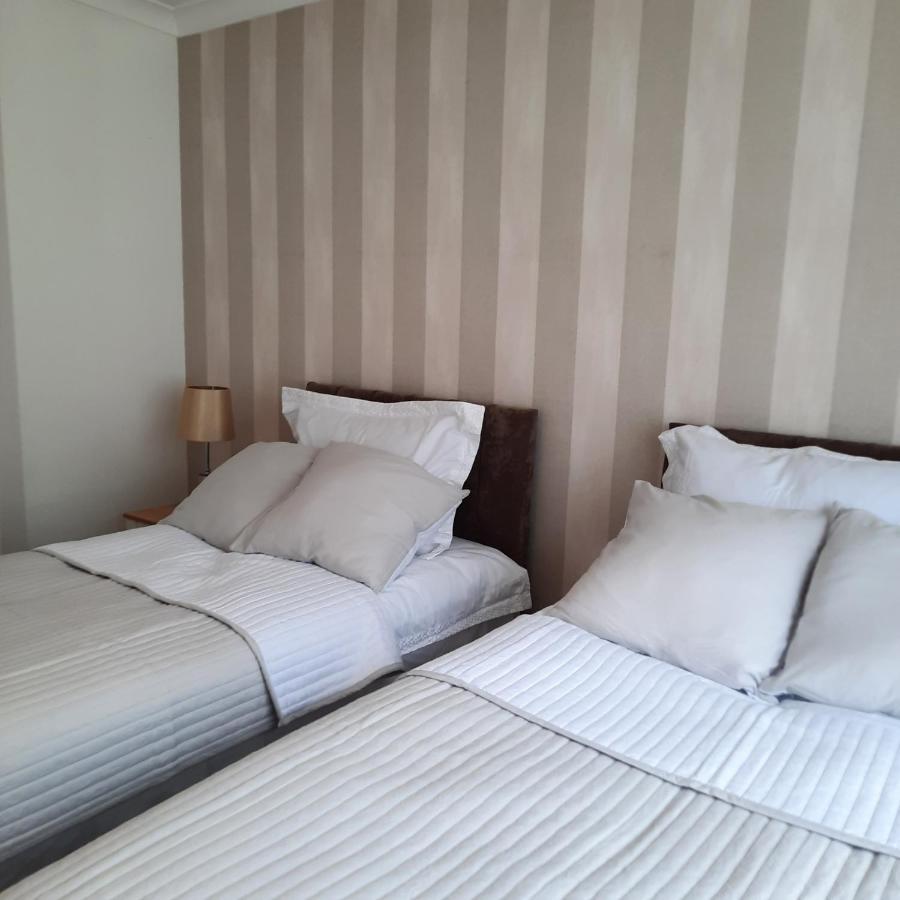 Blenheim Way: Quiet Family Retreat Near City Centre Apartment *