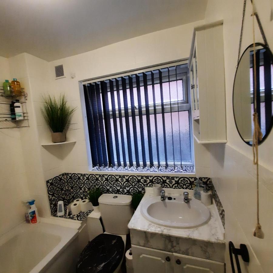 Blenheim Way: Quiet Family Retreat Near City Centre