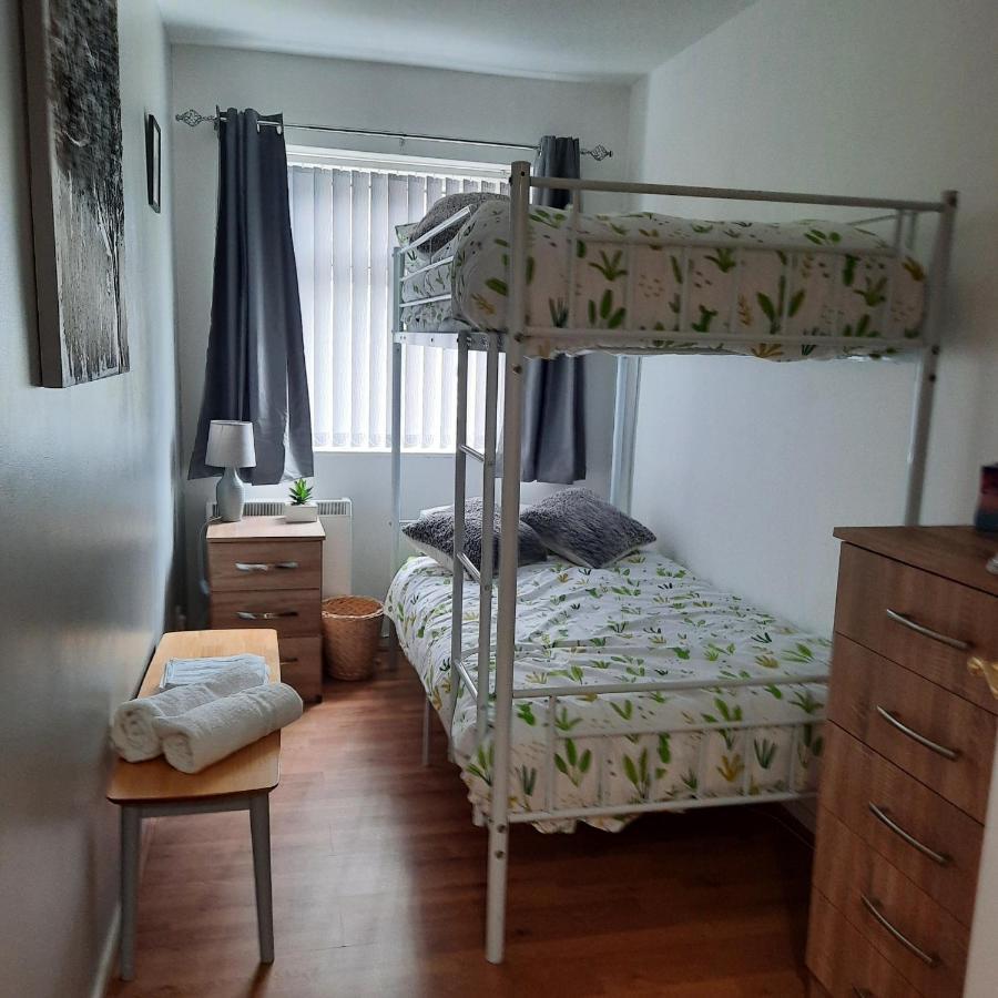 Blenheim Way: Quiet Family Retreat Near City Centre Apartment *